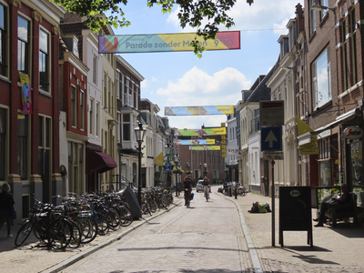 902404 Gezicht in de Springweg te Utrecht, vanaf de Mariaplaats. De straat is versierd met spandoeken met vermeldingen ...